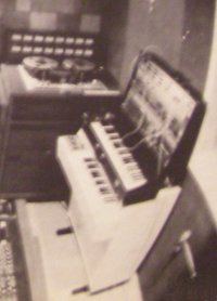 The M400/ARP 2600 combo pictured on the rear sleeve's studio shot. What a waste...